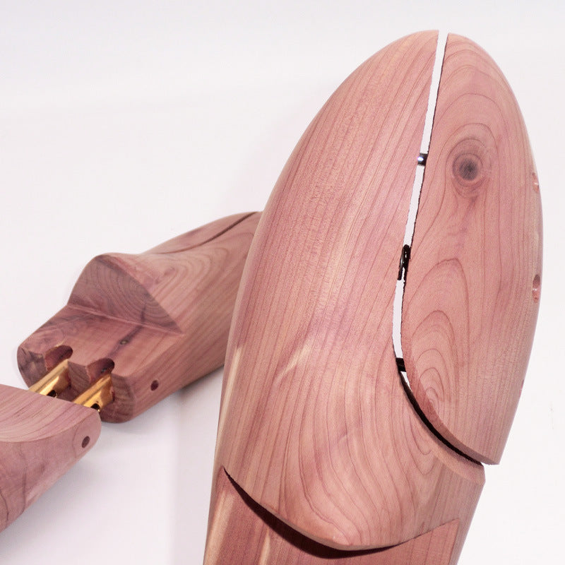 Close-up of the cedar split toe and wood grain