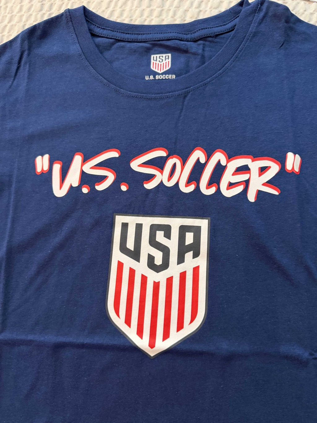 U.S. Soccer Men's Graphic T-Shirt Navy Blue USA Crest – view 2