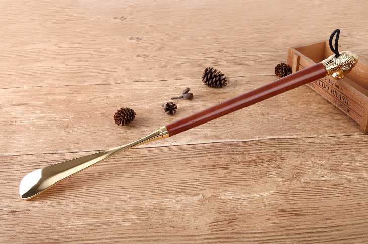 Brown wood Lion Head shoe horn, long 49 cm blade